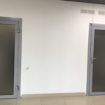 Офисные двери из алюминия и стекла